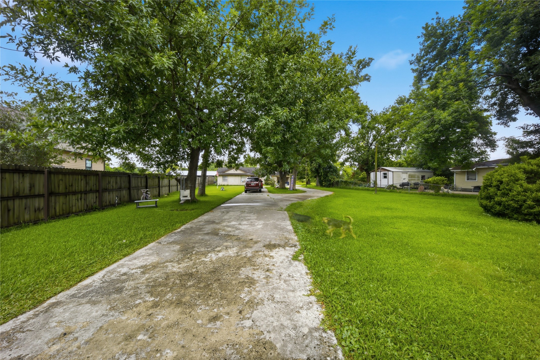 4606 Terrell Street Houston, TX 77093 - Photo 33 of 41 Long Driveway to the Property/Plenty of parking