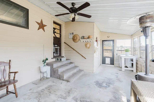 a view of entryway and livingroom with furniture