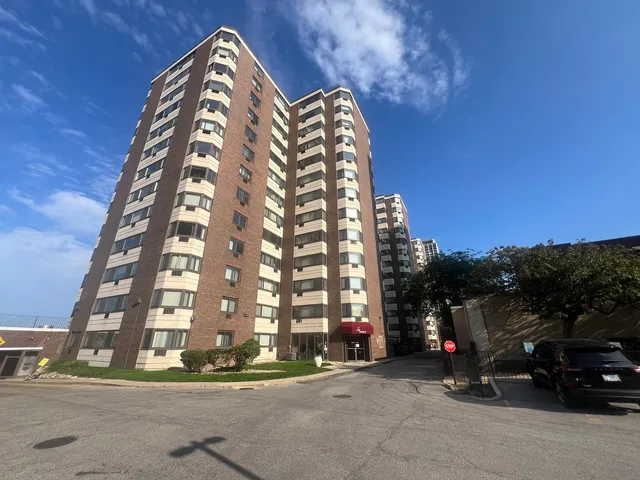$90,000 | 7337 South South Shore Drive, Unit 519, Chicago, IL 60649