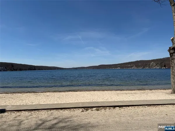 $1,395,000 | 12 Laurel Hill Drive, Newfoundland, NJ 07435