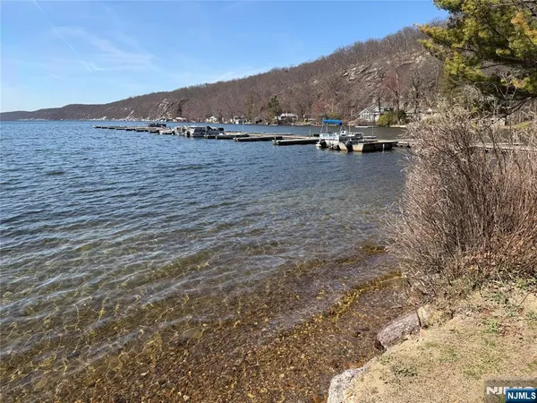 $1,395,000 | 12 Laurel Hill Drive, Newfoundland, NJ 07435