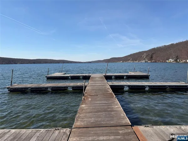 $1,395,000 | 12 Laurel Hill Drive, Newfoundland, NJ 07435