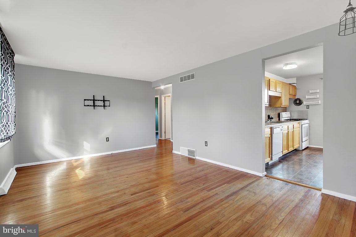 817 Gunnison Road York, PA 17404 - Photo 2 of 24
