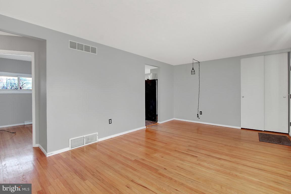 817 Gunnison Road York, PA 17404 - Photo 5 of 24