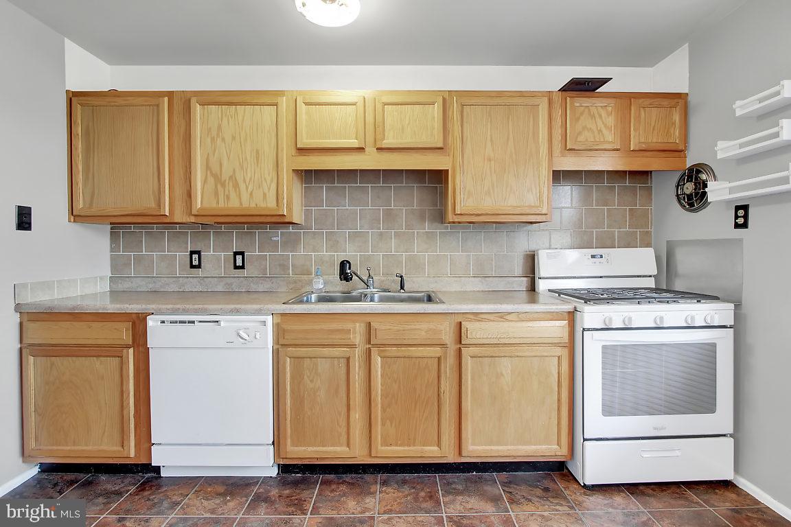 817 Gunnison Road York, PA 17404 - Photo 8 of 24