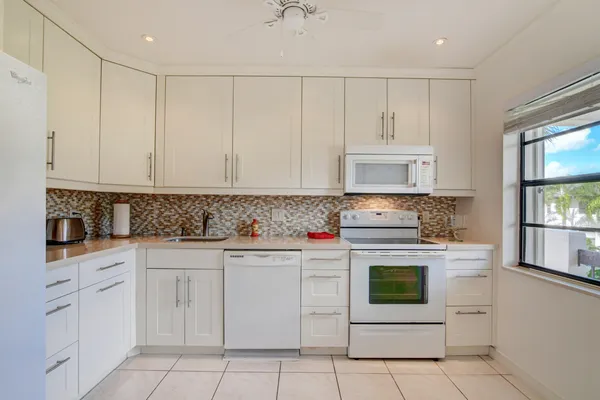 $2,200 | 7911 Eastlake Drive, Unit H, Boca Raton, FL 33433