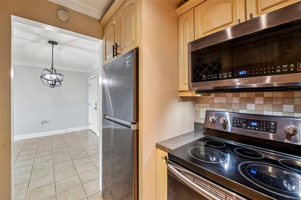 926 Lake Destiny Road, Unit F Altamonte Springs, FL 32714 - Photo 10 of 20 a kitchen with a stove and a microwave