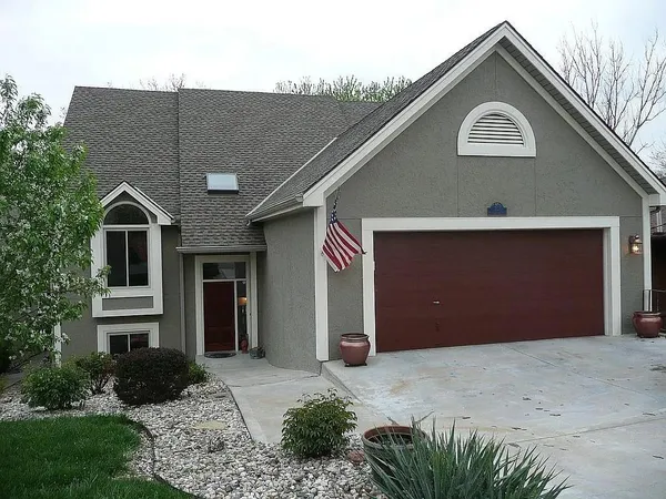 $850,000 | 551 North Shore Drive, Lake Waukomis, MO 64151