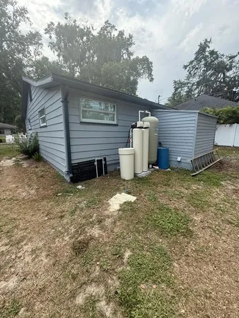 a view of a backyard