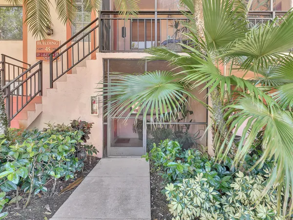 $2,300 | 359 Lakeview Drive, Unit 102, Weston, FL 33326