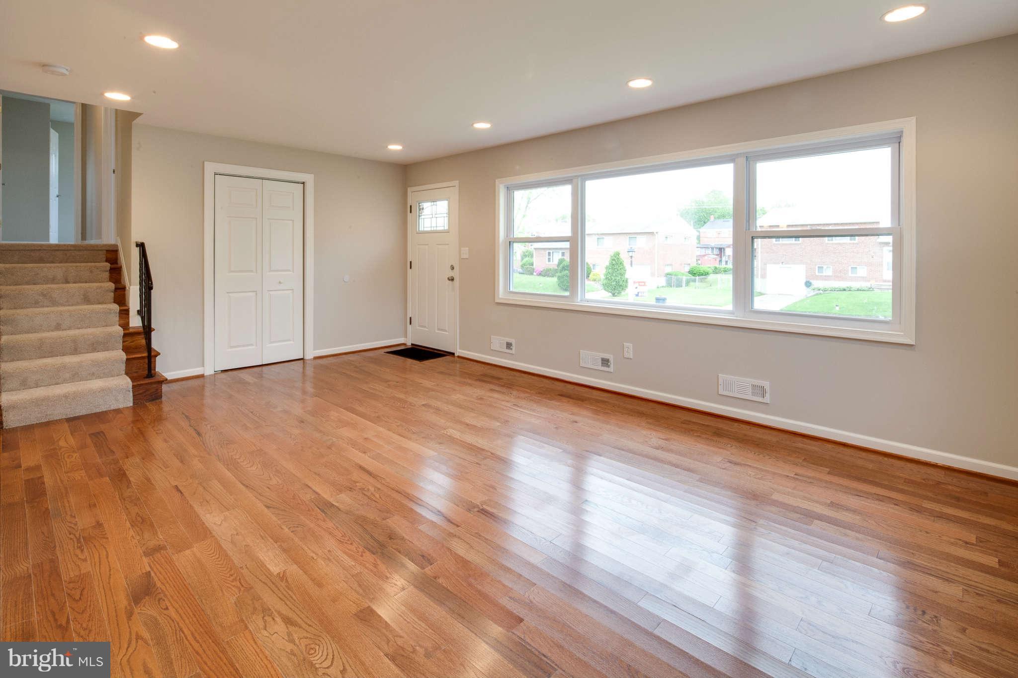 1012 Southridge Road Baltimore, MD 21228 - Photo 6 of 29 Living Room