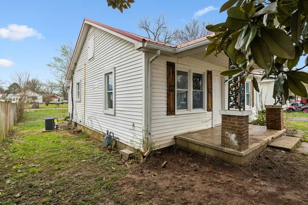 $1,400 | 416 3rd Street, Lawrenceburg, TN 38464