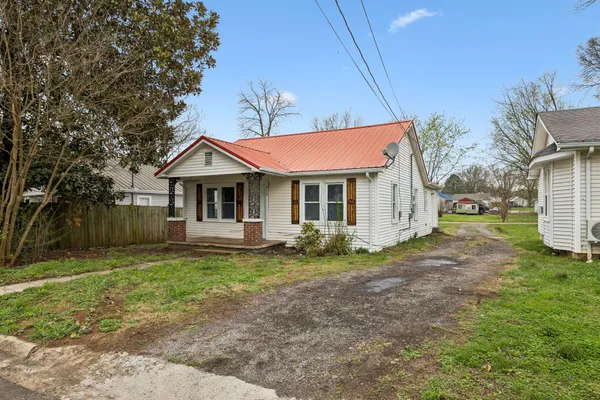 $1,400 | 416 3rd Street, Lawrenceburg, TN 38464