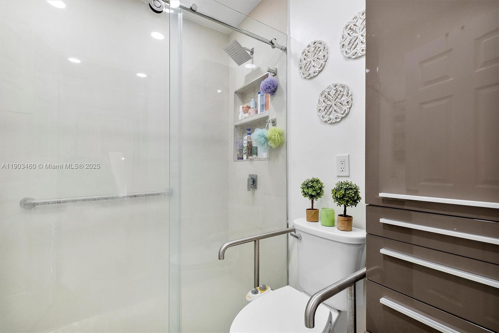 7231 Southwest 6th Street Miami, FL 33144 - Photo 19 of 34 a bathroom with a sink and bathtub