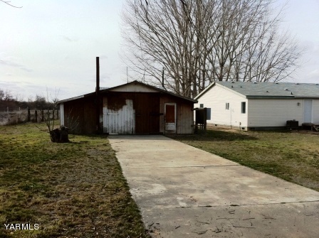 101 Byron Road Prosser, WA 99350 - Photo 5 of 14 a front view of a house with a yard