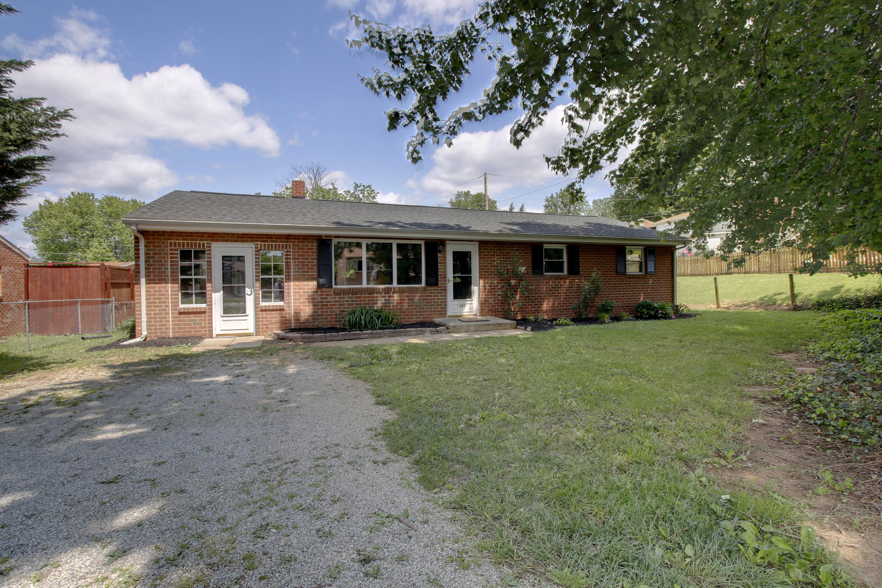144 Return Road Roanoke, VA 24019 - Photo 2 of 28 _MG_4855_6_7