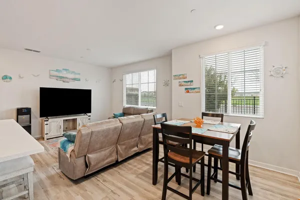 $389,900 | 5301 East Commerce Way, Unit 76101, Sacramento, CA 95835