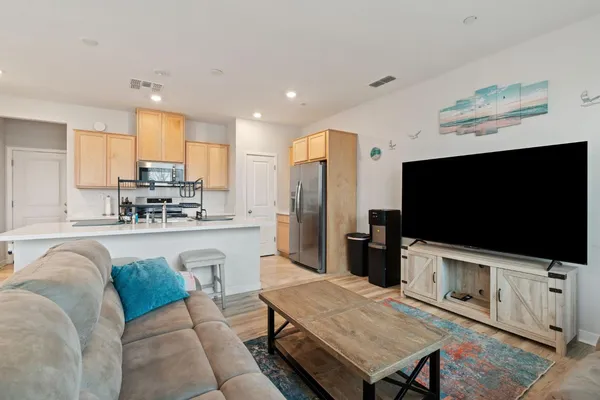 $389,900 | 5301 East Commerce Way, Unit 76101, Sacramento, CA 95835