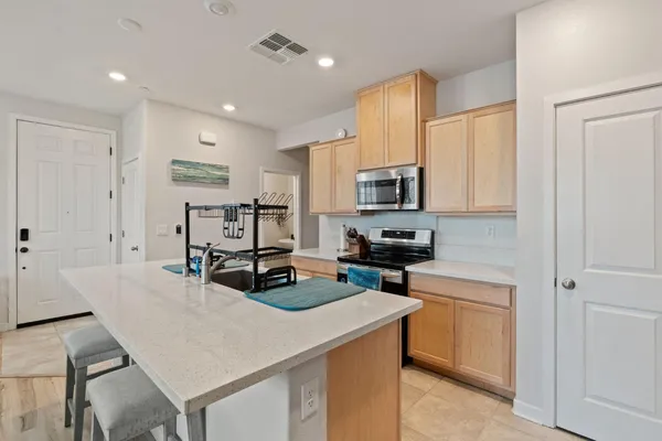 $389,900 | 5301 East Commerce Way, Unit 76101, Sacramento, CA 95835