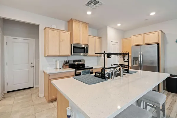 $389,900 | 5301 East Commerce Way, Unit 76101, Sacramento, CA 95835