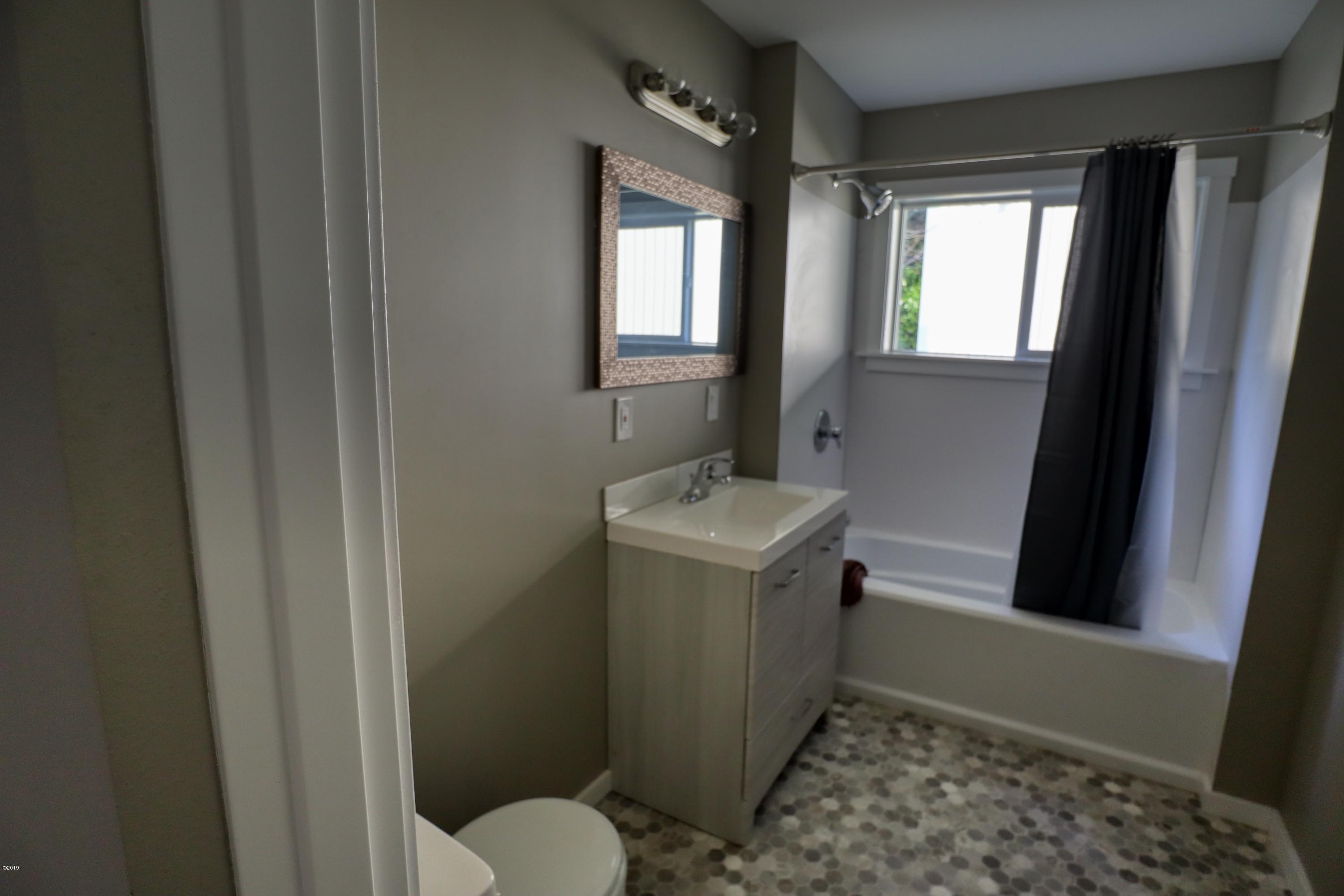 15 Yasek Loop Toledo, OR 97391 - Photo 12 of 23 Bathroom