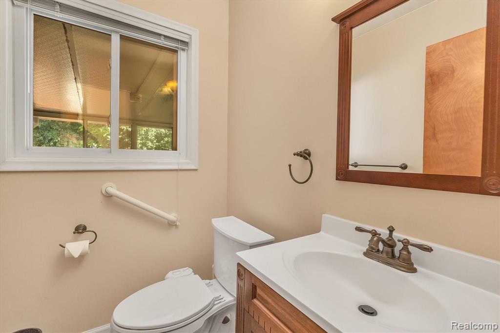 29537 Fox Grove Road Farmington Hills, MI 48334 - Photo 19 of 37