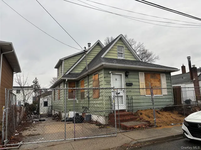 $599,999 | 1366 E Street, Elmont, NY 11003