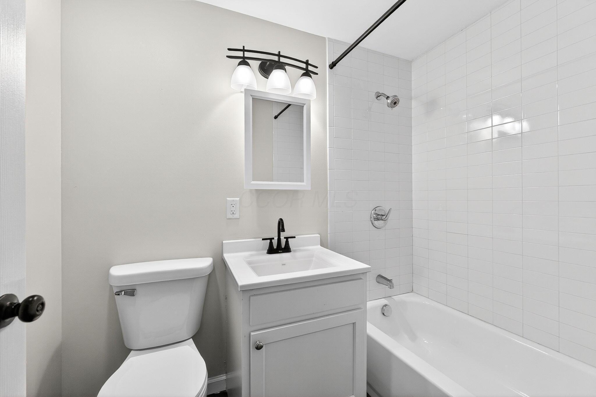272-274 Hilliard Rome Road Columbus, OH 43228 - Photo 17 of 32 272-274 Hilliard Rome Rd (Interior)-13