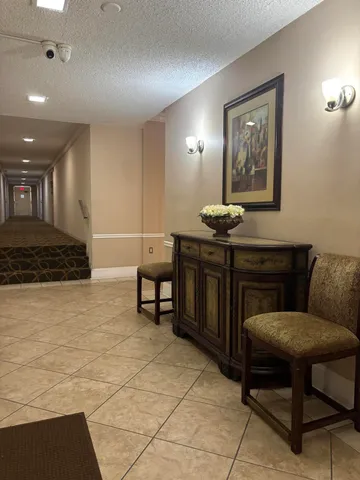 $1,600 | 480 Executive Center Drive, Unit 2C, West Palm Beach, FL 33401