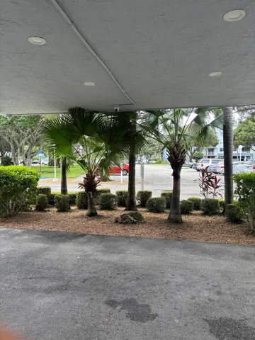 $1,600 | 480 Executive Center Drive, Unit 2C, West Palm Beach, FL 33401