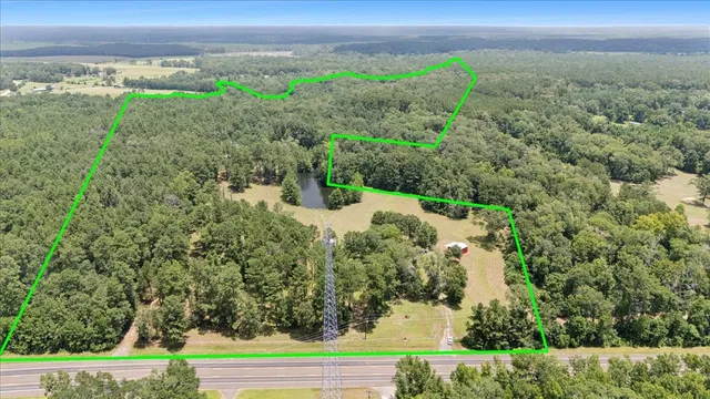 a view of a yard with a house