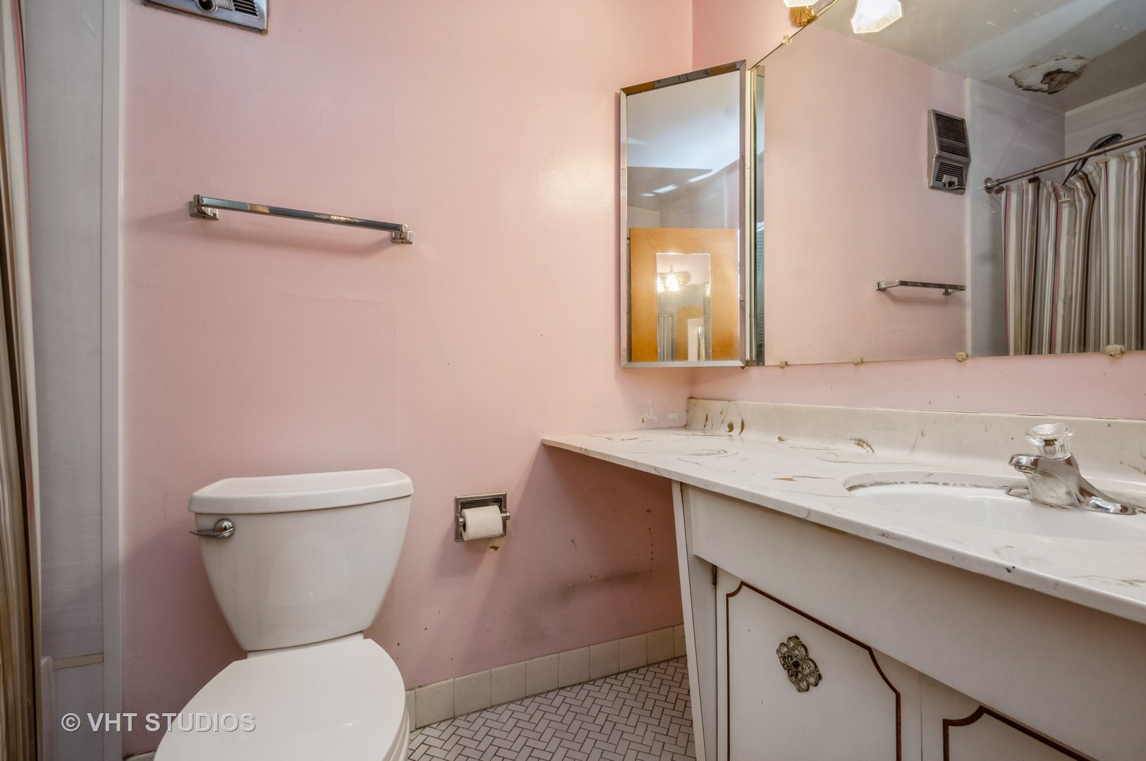 9001 West Golf Road, Unit 5I Des Plaines, IL 60016 - Photo 11 of 14 a bathroom with a toilet sink and mirror