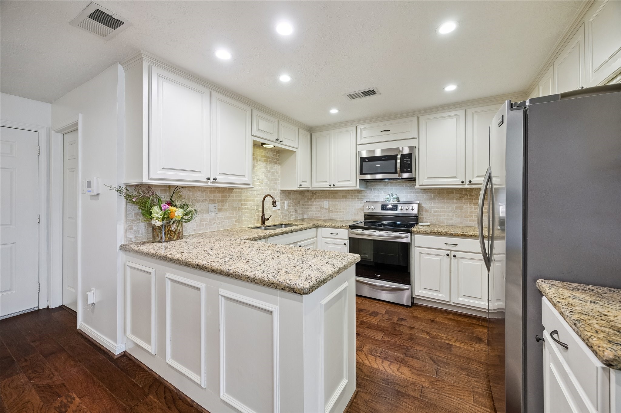 4520 Dickson Street Houston, TX 77007 - Photo 8 of 25 Kitchen with stainless appliances.
