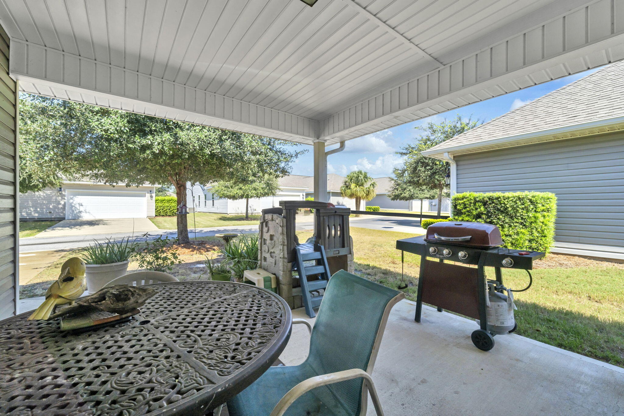 46 Cornelia Street Freeport, FL 32439 - Photo 24 of 49 a living room with patio furniture and a garden