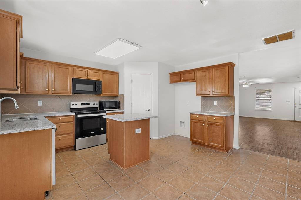 1607 Harborview Road Glenn Heights, TX 75154 - Photo 12 of 38 Gallery Image 12