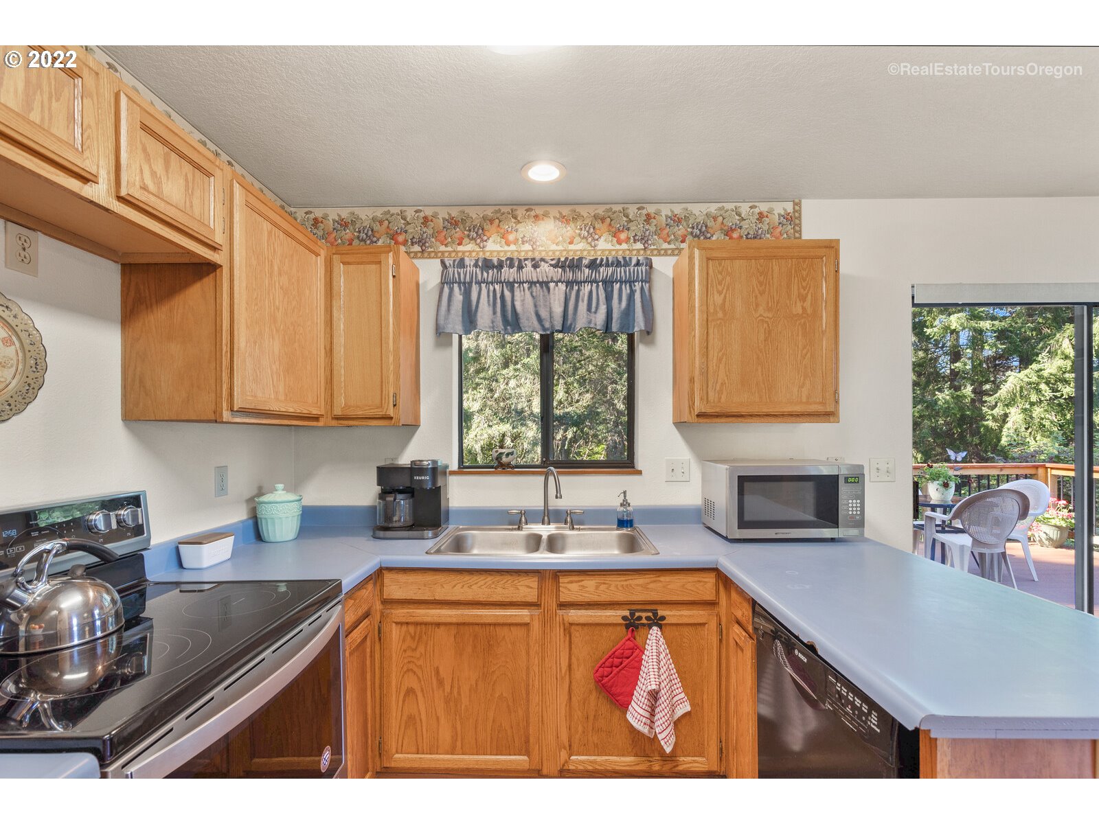 12715 South Casto Road Oregon City, OR 97045 - Photo 11 of 32 a kitchen with stainless steel appliances granite countertop a sink window and cabinets