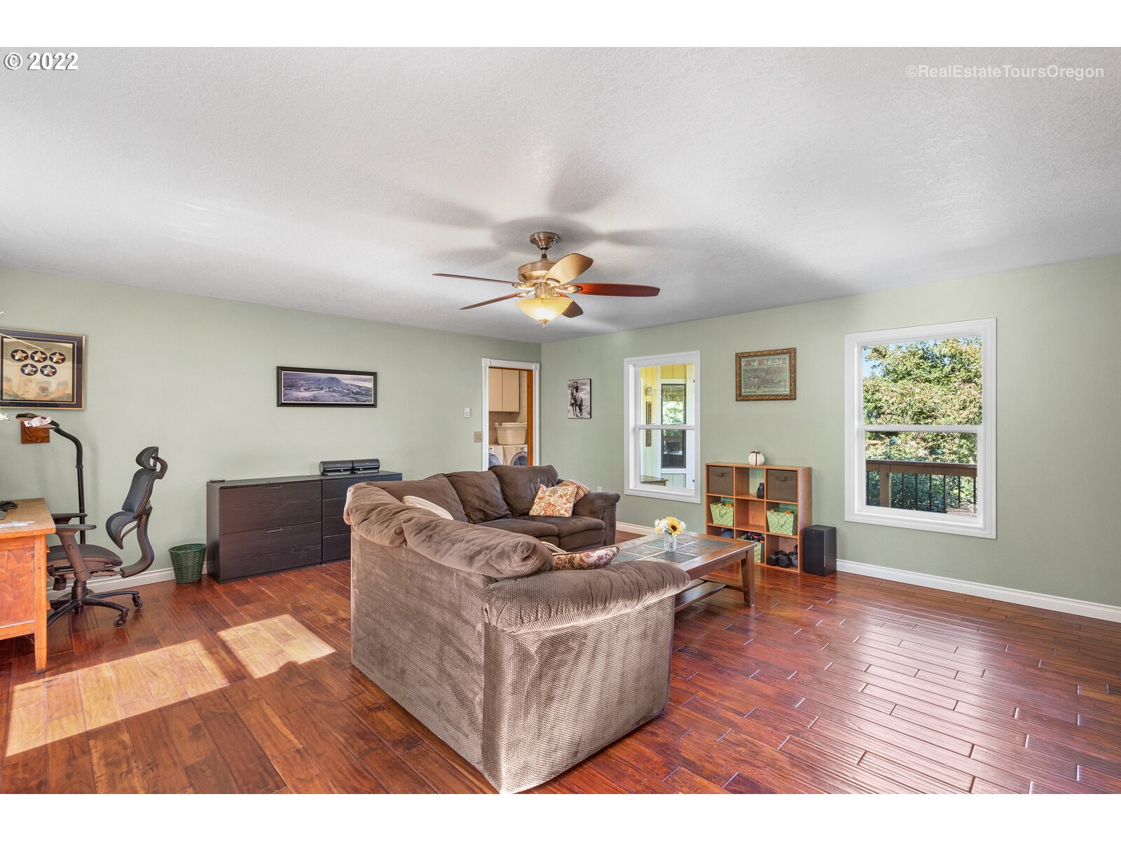 12715 South Casto Road Oregon City, OR 97045 - Photo 13 of 32 a living room with furniture and a table