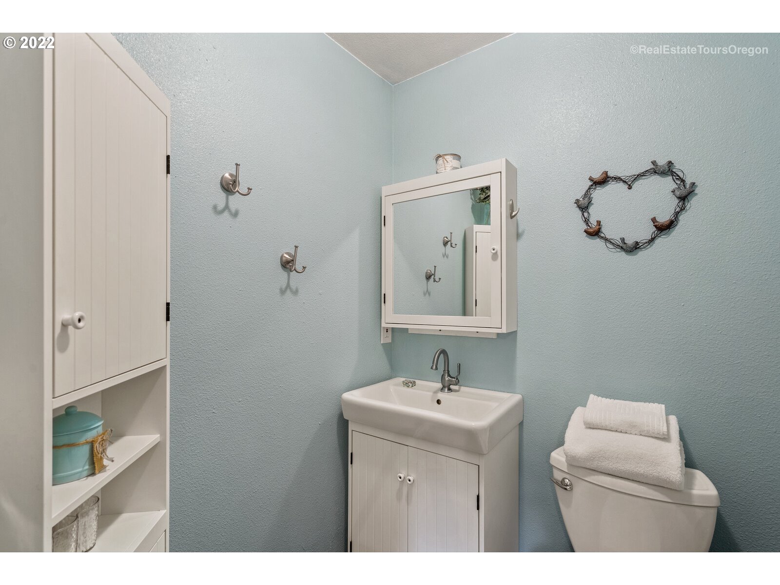12715 South Casto Road Oregon City, OR 97045 - Photo 16 of 32 a bathroom with a sink mirror and toilet