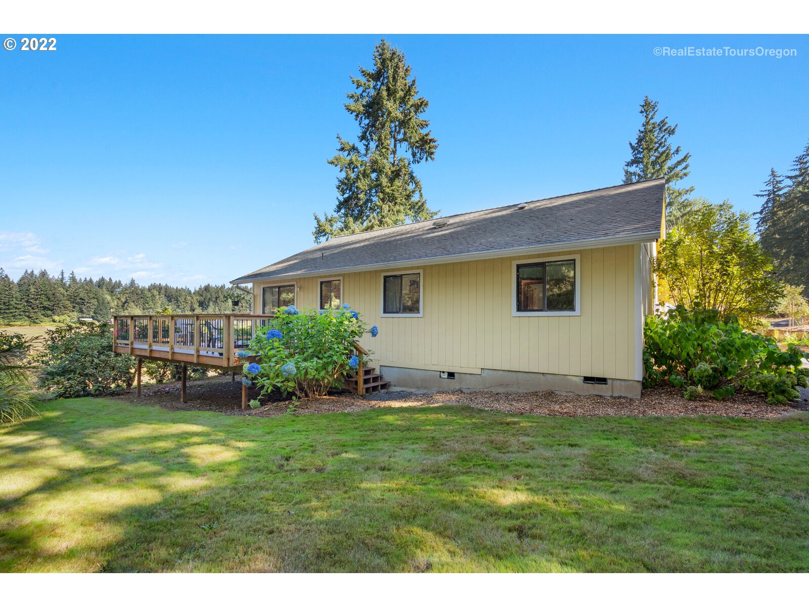 12715 South Casto Road Oregon City, OR 97045 - Photo 26 of 32 a view of a house with a garden
