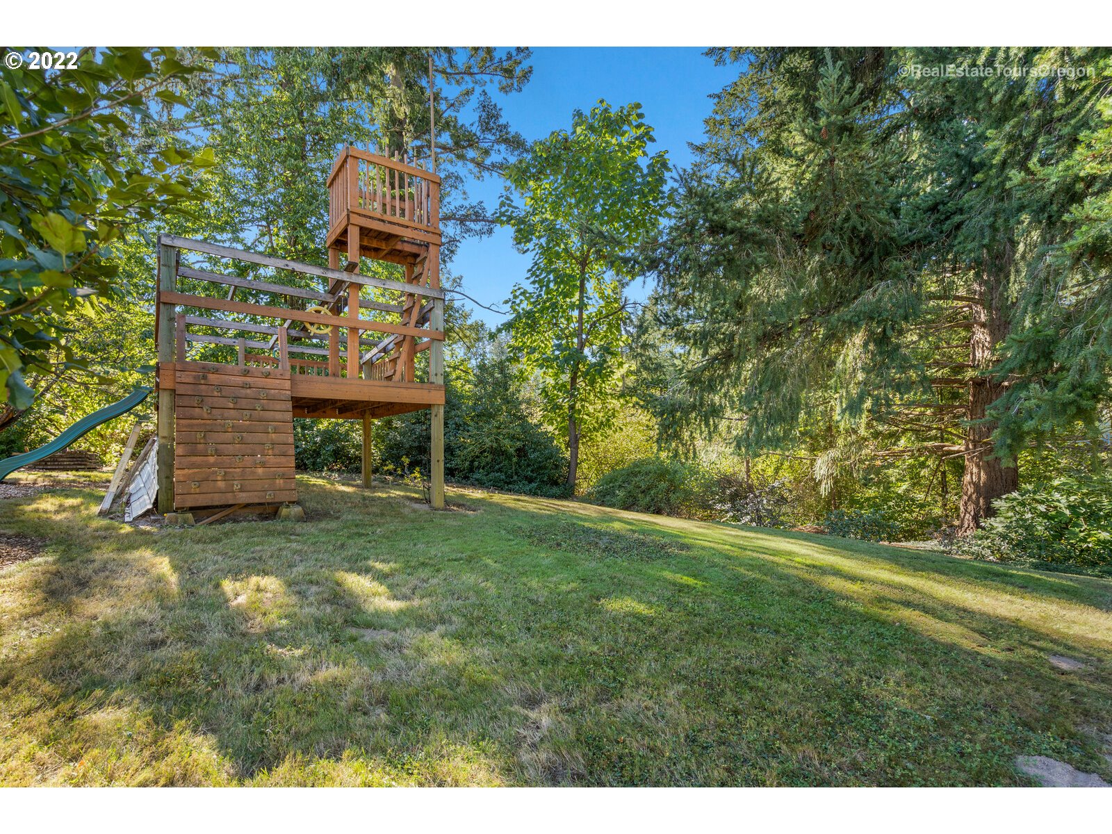 12715 South Casto Road Oregon City, OR 97045 - Photo 29 of 32 a view of a big yard with potted plants and large tree