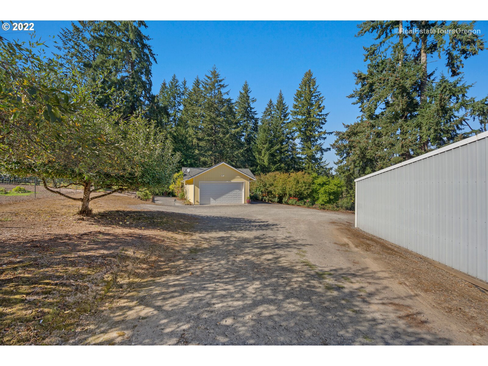 12715 South Casto Road Oregon City, OR 97045 - Photo 3 of 32 a view of a outdoor space with trees
