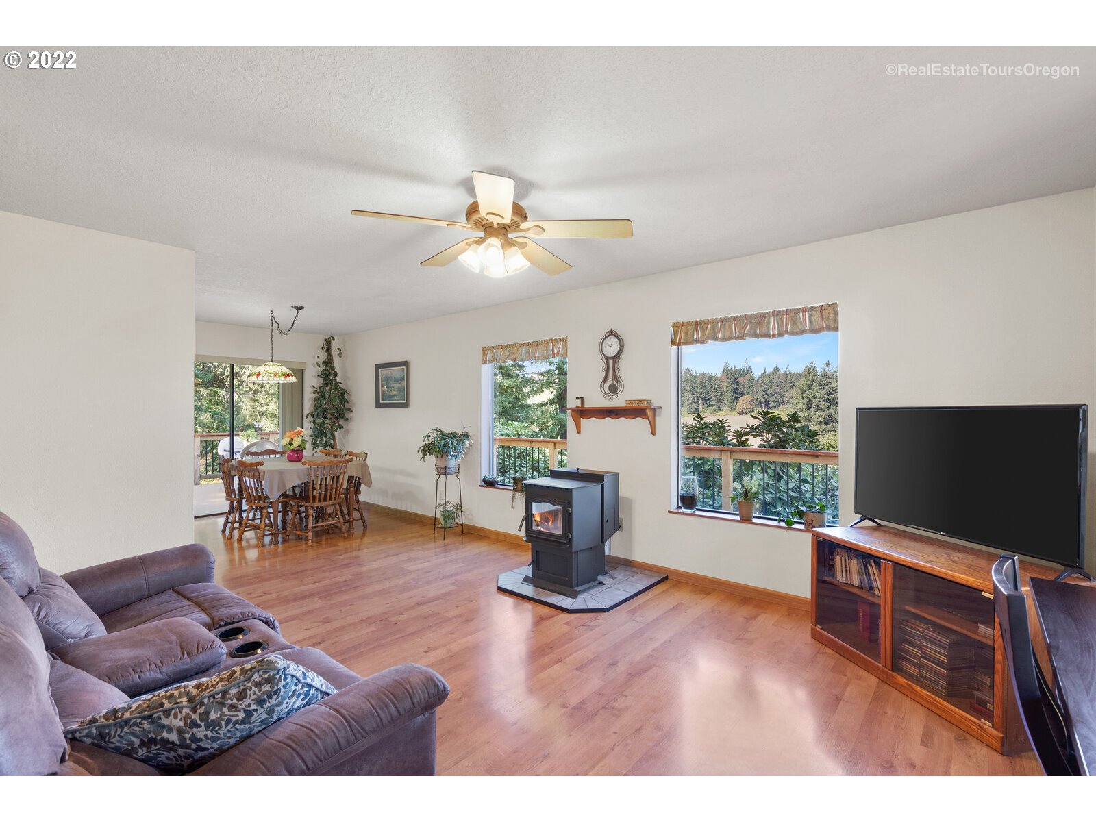 12715 South Casto Road Oregon City, OR 97045 - Photo 6 of 32 a living room with furniture and a flat screen tv