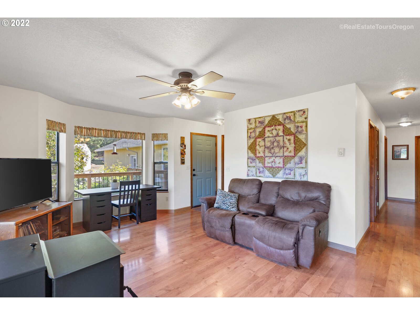 12715 South Casto Road Oregon City, OR 97045 - Photo 7 of 32 a living room with furniture flat screen tv and large window