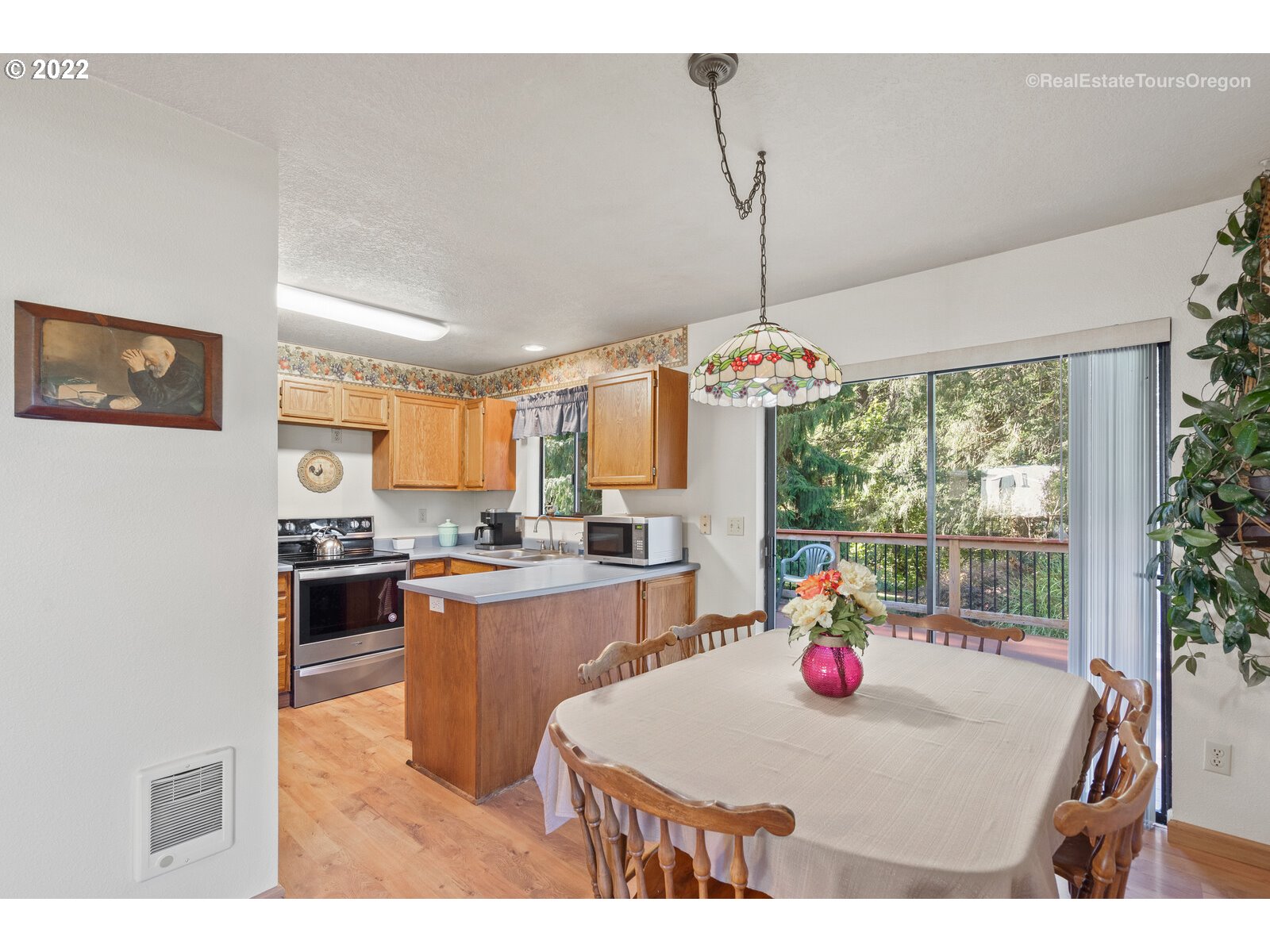 12715 South Casto Road Oregon City, OR 97045 - Photo 9 of 32 a kitchen with stove and refrigerator