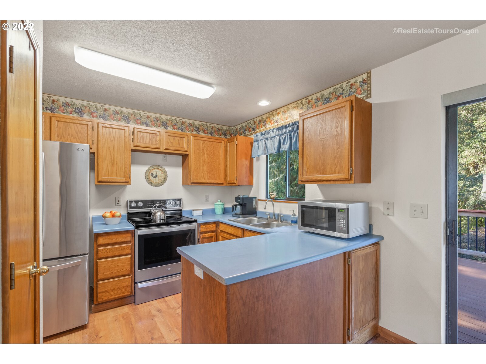 12715 South Casto Road Oregon City, OR 97045 - Photo 10 of 32 a kitchen with granite countertop a refrigerator stove top oven and sink