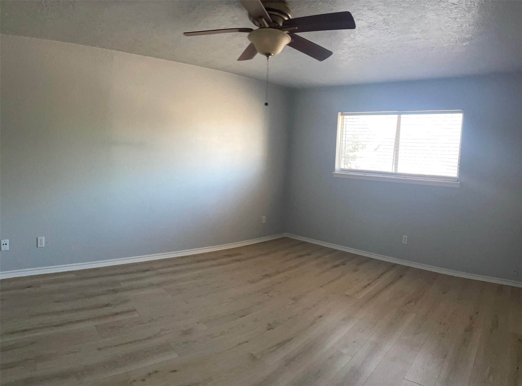 9250 Beechnut Street, Unit 21 Houston, TX 77036 - Photo 17 of 18 an empty room with a window and a ceiling fan