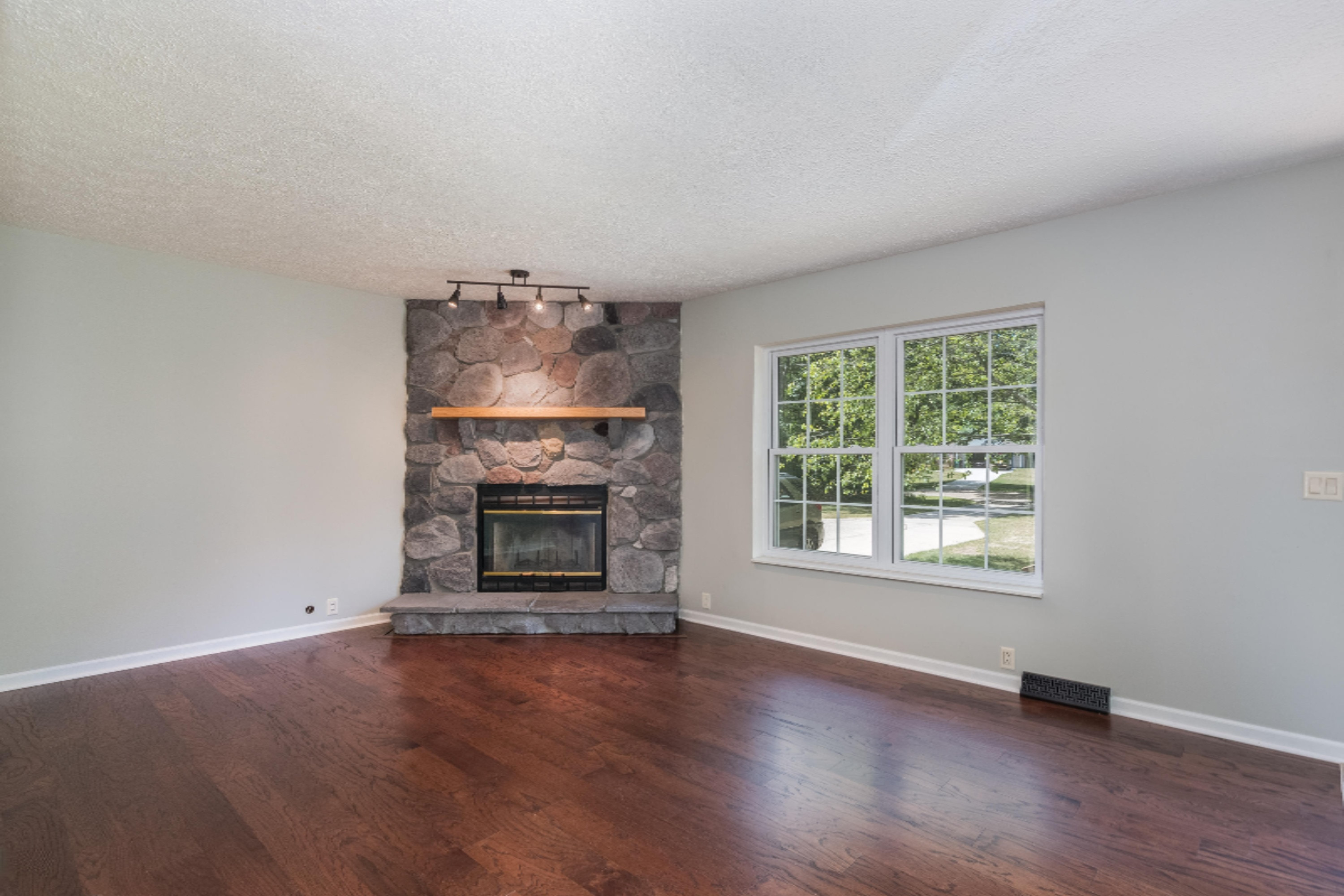 3928 Central Road Muskegon, MI 49445 - Photo 4 of 33 3928 Central-6