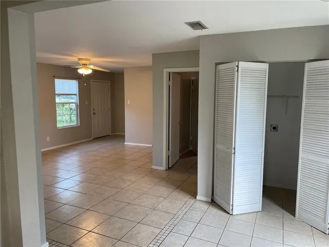 a view of entryway with window