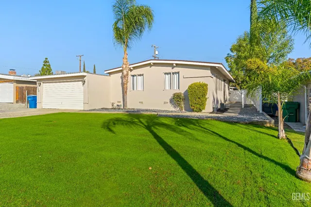 a view of a back yard of the house