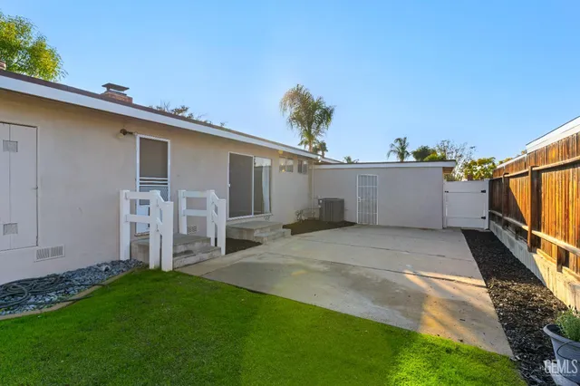 a view of a backyard with cabin